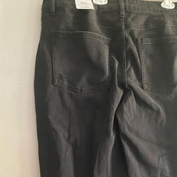 Time and Tru NWT Women's Black Boyfriend Jeans Sharkbite Distressed Hem 16 - Picture 8 of 8
